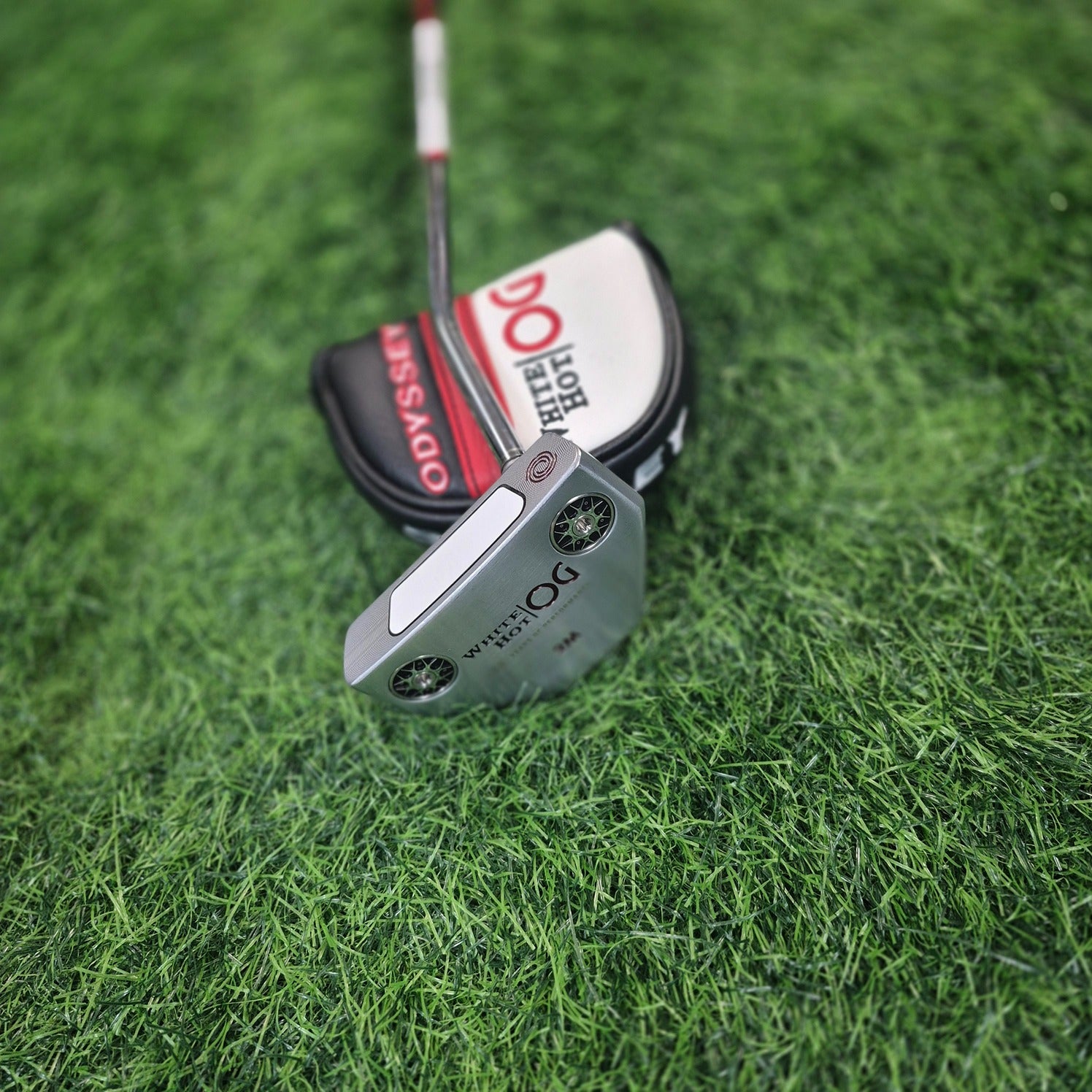 Odyssey Putter / White Hot Aussie #2 / 33"